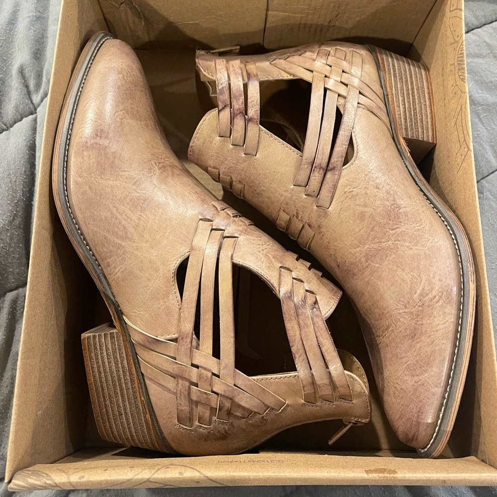 Buckle high heel’s ankle shoes.